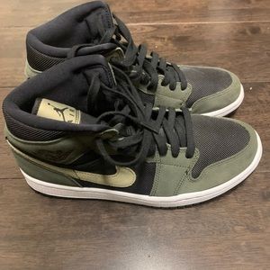 *Bran New* Nike Air Jordan Women’s 1 Mid